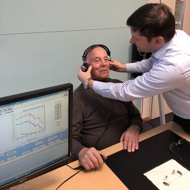 02 Kopfhörer aufsetzen