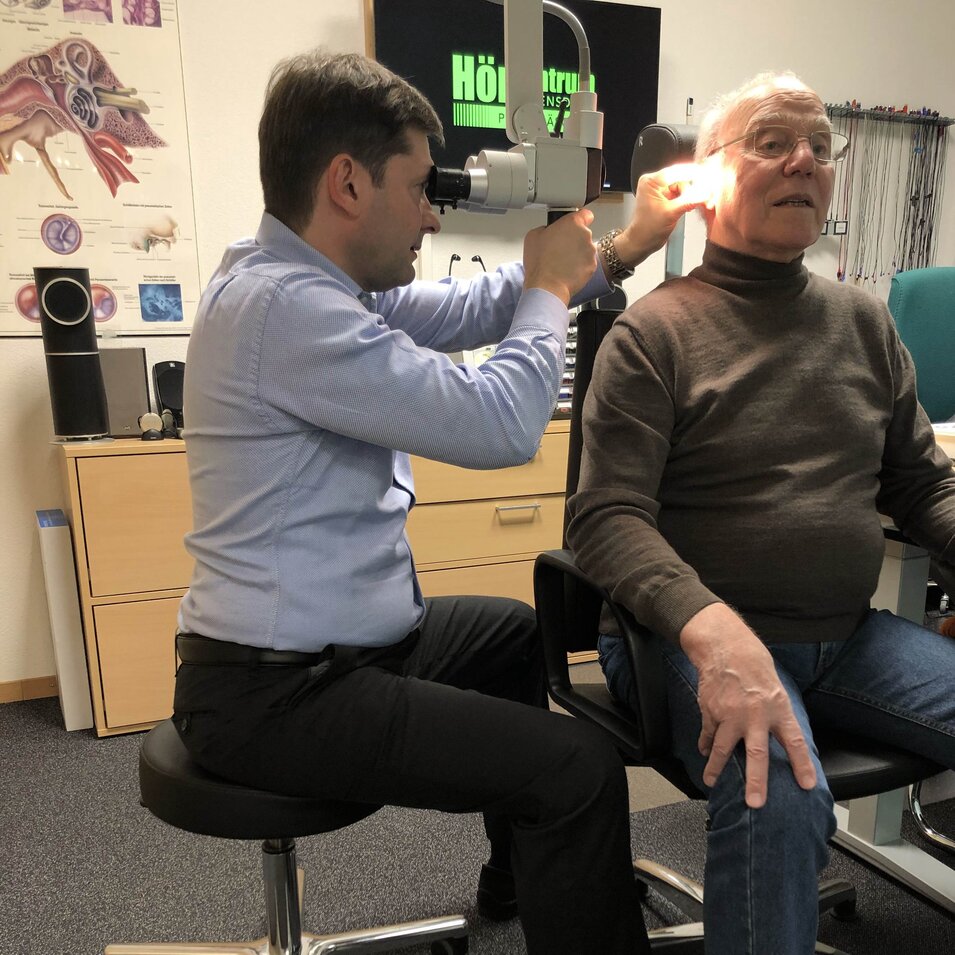 01 Otoskopie mit Binocular-Mikroskop