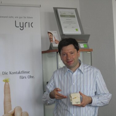 04 Herr Däscher zeigt das Lyric Hörgerät