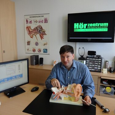 01 Herr Däscher erklärt die Ohranatomie